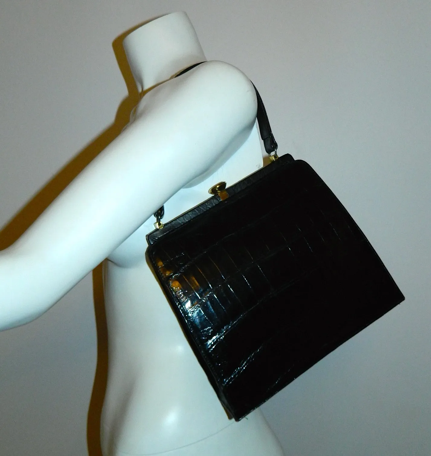 vintage black alligator handbag 1960s Bellestone gator purse